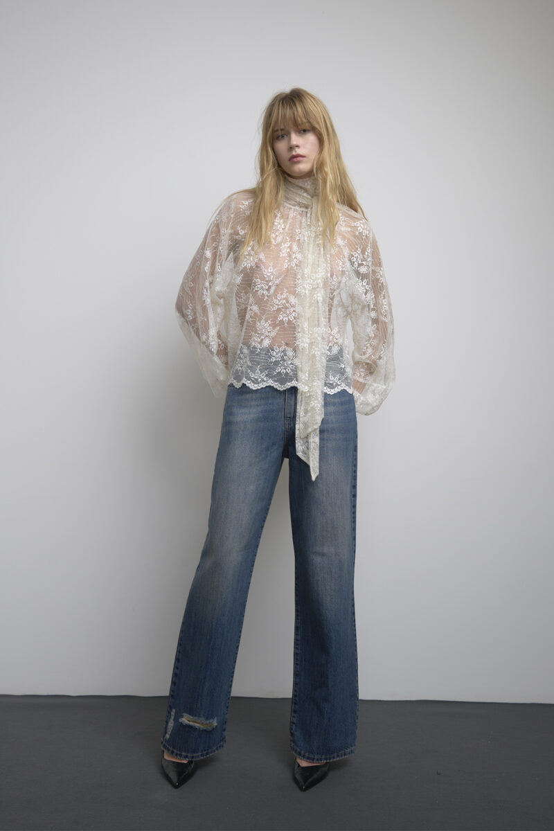 BLUSA IN PIZZO CON COLLO ALTO A SCIARPA - immagine 3