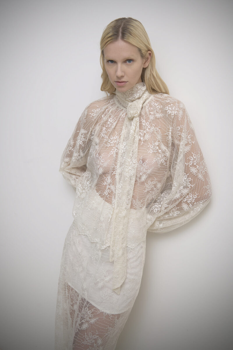 BLUSA IN PIZZO CON COLLO ALTO A SCIARPA - immagine 4