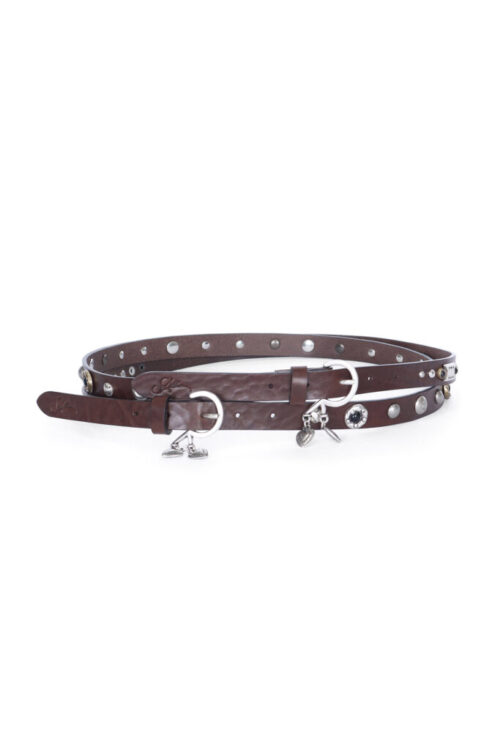 CINTURA IN PELLE CON CHARMS E BORCHIE